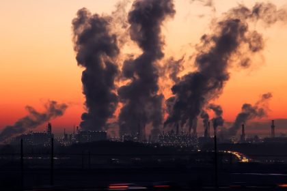 Super-ricos geram mais poluição e lucram com desastres climáticos