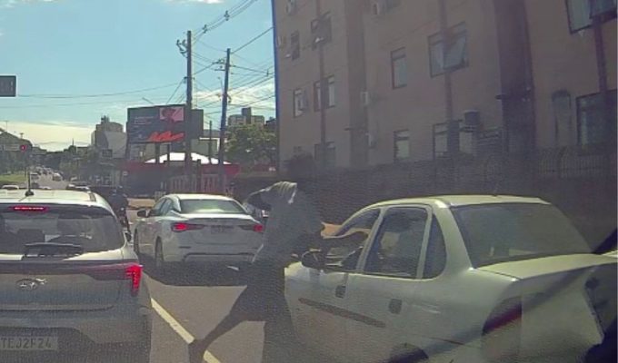 Homem que atacou motorista após ela negar dinheiro em semáforo é internado em Campo Grande