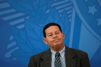 Mourão diz que carta de Flávio é ‘pura ação política’ e que não existe apoio a golpe