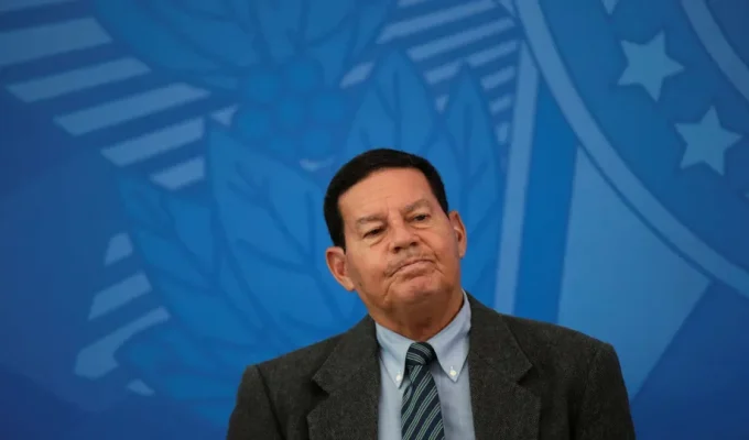Mourão diz que carta de Flávio é ‘pura ação política’ e que não existe apoio a golpe