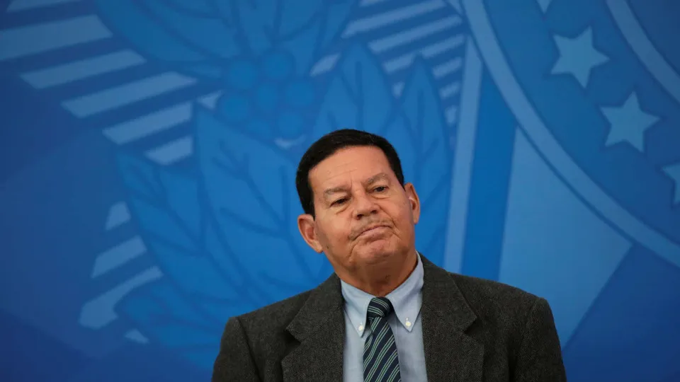Mourão diz que carta de Flávio é ‘pura ação política’ e que não existe apoio a golpe