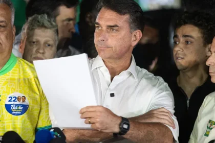 O que diz a carta em que Flávio Bolsonaro se declara presidente eleito?