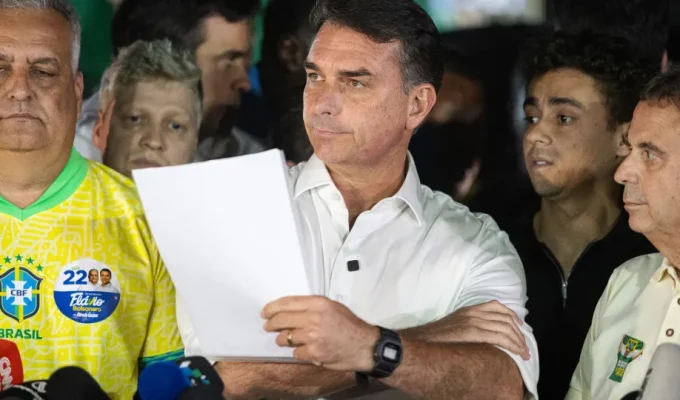 O que diz a carta em que Flávio Bolsonaro se declara presidente eleito?
