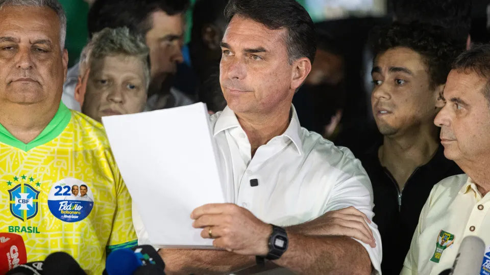 O que diz a carta em que Flávio Bolsonaro se declara presidente eleito?