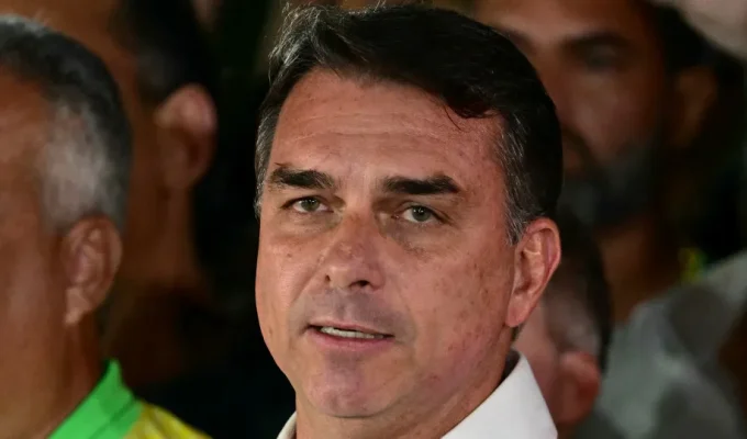 Flávio Bolsonaro perdeu apoio? Veja quem ainda está ao lado do senador