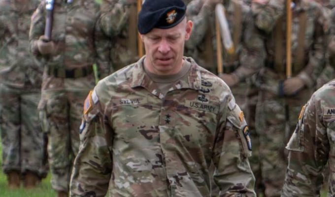 Governo americano demite principal estrategista do Exército, diz revista