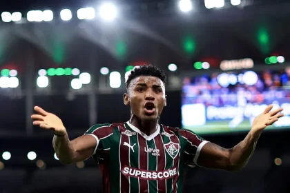 Fluminense vence no fim em noite dramática, complica Inter e ajuda Corinthians