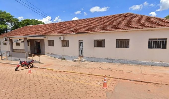 Médico emite atestados e laudos com letra ilegível repetidamente, inviabiliza processos e MP-GO pede providências, em Goiás