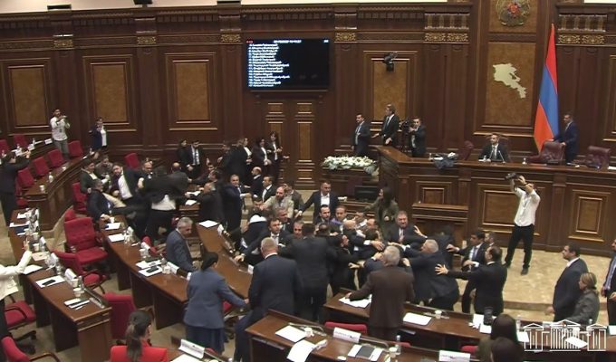 VÍDEO mostra briga generalizada entre deputados no Parlamento da Armênia