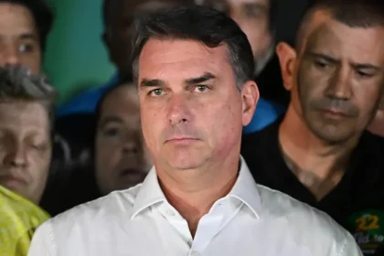 Aliados de Flávio Bolsonaro culpam ChatGPT por vaivém em versões da carta golpista