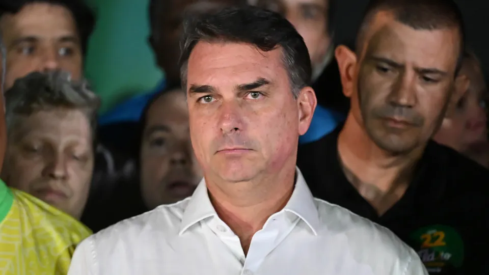 Aliados de Flávio Bolsonaro culpam ChatGPT por vaivém em versões da carta golpista