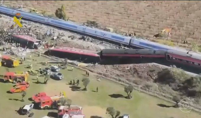 Brasileira está entre os feridos por acidente com trens de alta velocidade na Espanha