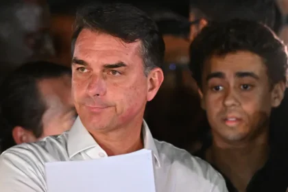 Quem pagou o voo de Flávio Bolsonaro? Dono de jato revela valor nos EUA