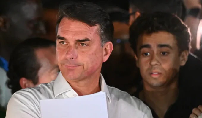 Quem pagou o voo de Flávio Bolsonaro? Dono de jato revela valor nos EUA