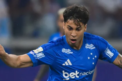 Kaio Jorge decide, e Cruzeiro vence Galo em jogo com susto de zagueiro