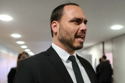 Após fuga de Flávio, Carlos posta vídeo de Bolsonaro falando em ‘combater nazifascismo’