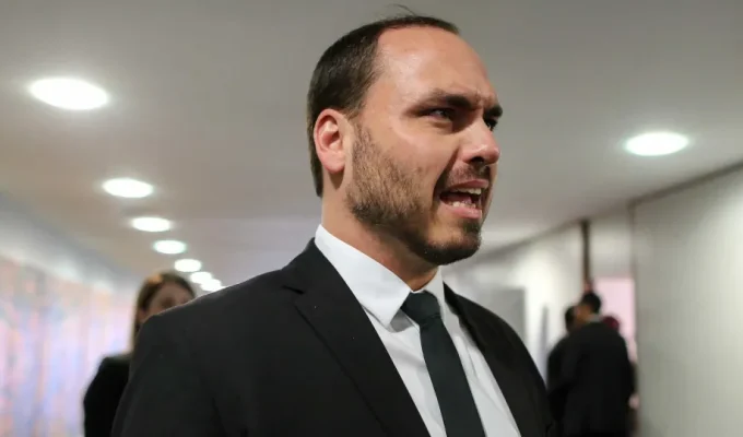 Após fuga de Flávio, Carlos posta vídeo de Bolsonaro falando em ‘combater nazifascismo’