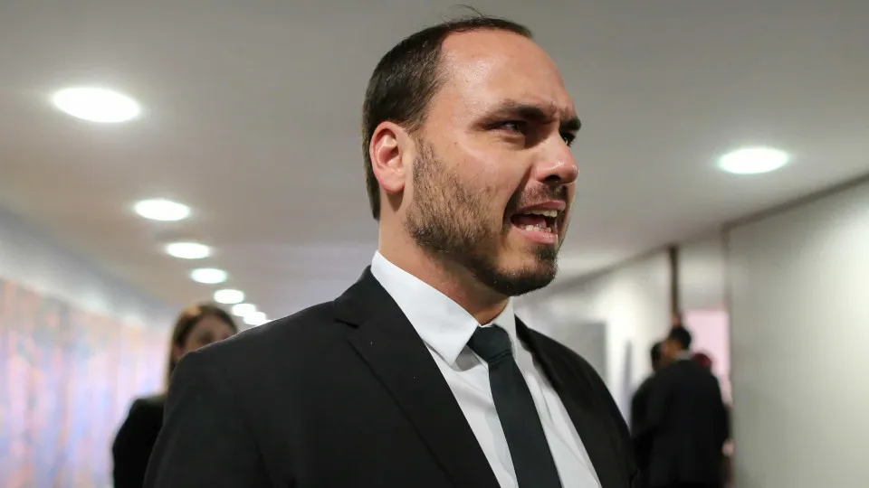 Após fuga de Flávio, Carlos posta vídeo de Bolsonaro falando em ‘combater nazifascismo’