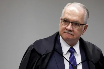 Fachin tenta conter divisão no STF, mas decisão sobre INSS incomoda aliados de Moraes