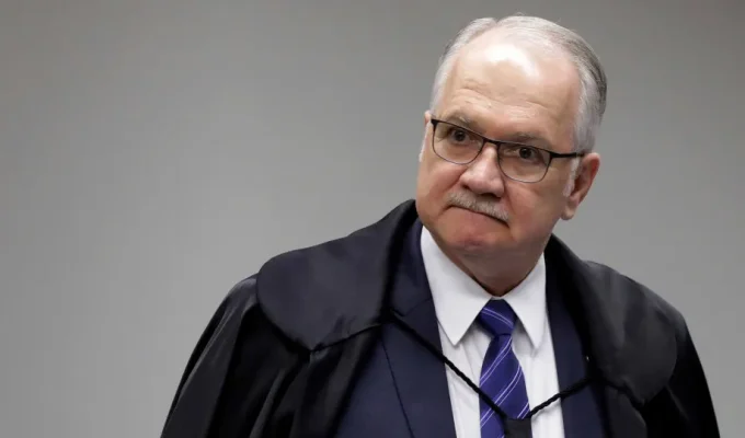 Fachin tenta conter divisão no STF, mas decisão sobre INSS incomoda aliados de Moraes