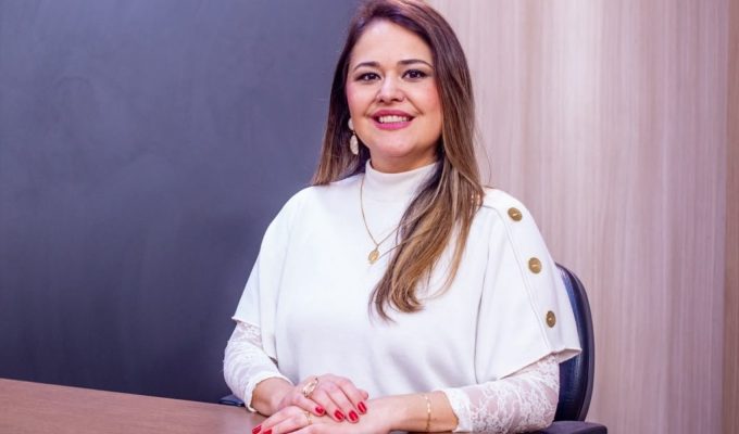 Após entrevista ao vivo, jornalista descobre câncer no primeiro exame de mamografia