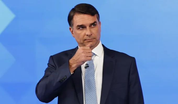 Flávio Bolsonaro diz que vitória de Lula é “matematicamente impossível”