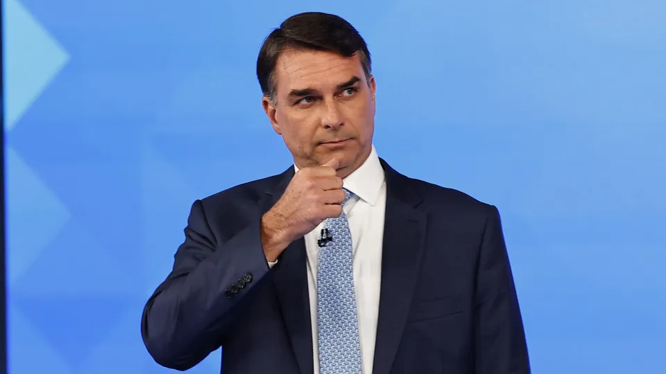 Flávio Bolsonaro diz que vitória de Lula é “matematicamente impossível”