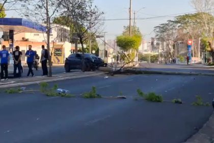 Carro bate em poste e interdita Avenida Barão de Castelo Branco, em Teresina