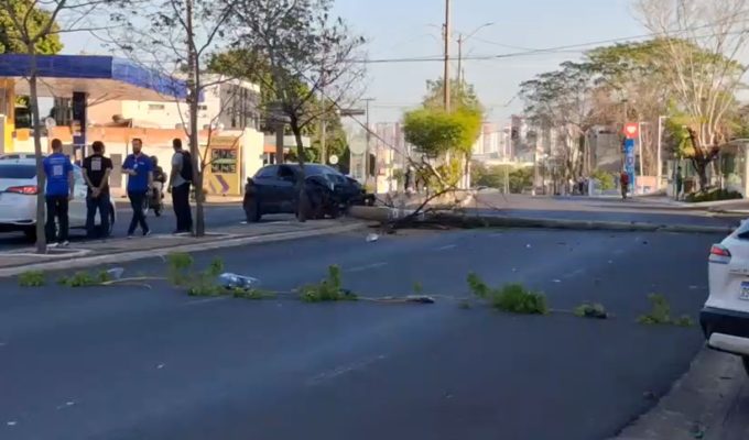 Carro bate em poste e interdita Avenida Barão de Castelo Branco, em Teresina