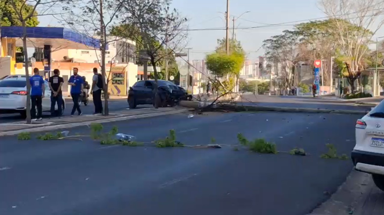 Carro bate em poste e interdita Avenida Barão de Castelo Branco, em Teresina