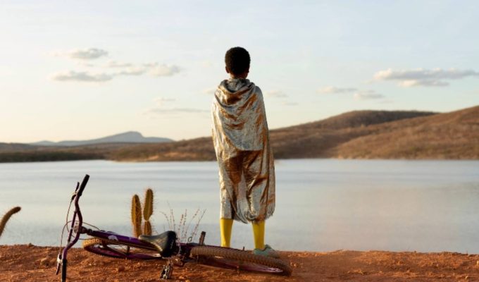 Filmado no Ceará e indicado para representar o Brasil em disputa por vaga no Oscar, ‘Feito Pipa’ tem pré-estreia em Fortaleza