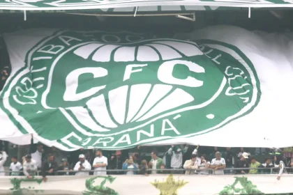 Coritiba tenta reagir após demissão de Seabra contra Vitória que ainda não venceu fora de casa