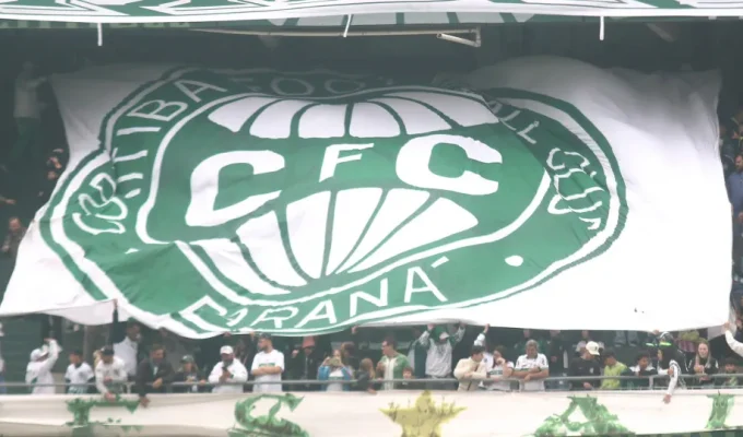 Coritiba tenta reagir após demissão de Seabra contra Vitória que ainda não venceu fora de casa