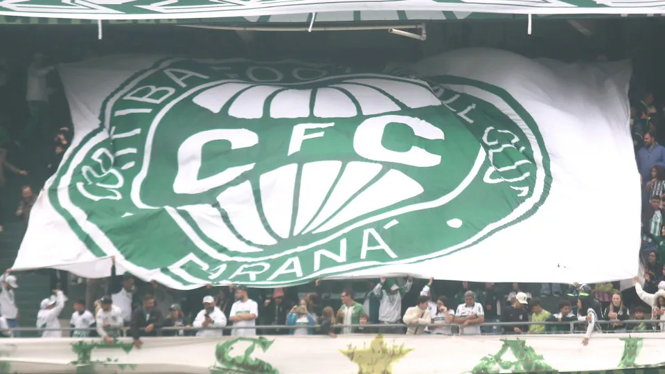 Coritiba tenta reagir após demissão de Seabra contra Vitória que ainda não venceu fora de casa