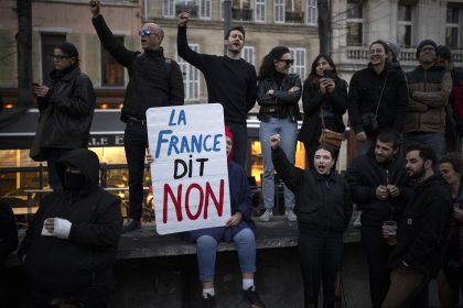 França vive novo dia de protestos em meio a temor de confrontos violentos e saques