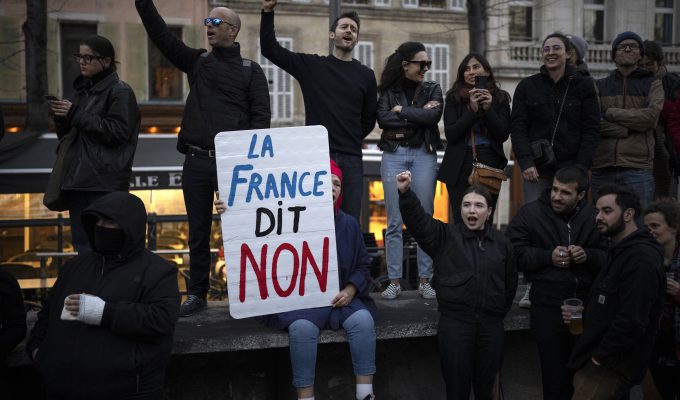 França vive novo dia de protestos em meio a temor de confrontos violentos e saques