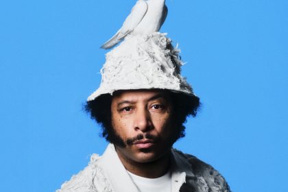 Boots Riley: um cinema em vertigem que pensa, pulsa e rima a realidade em estado de delírio