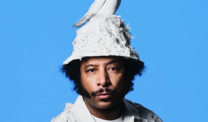 Boots Riley: um cinema em vertigem que pensa, pulsa e rima a realidade em estado de delírio