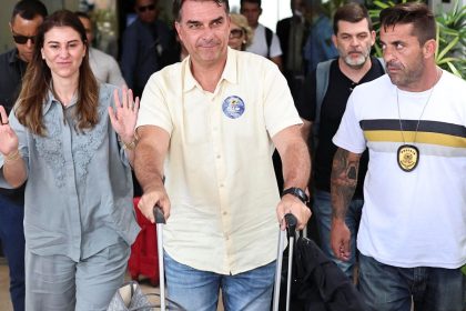 Ação Popular pede suspensão de salário do senador Flávio Bolsonaro