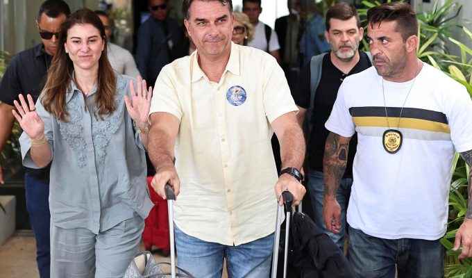 Ação Popular pede suspensão de salário do senador Flávio Bolsonaro